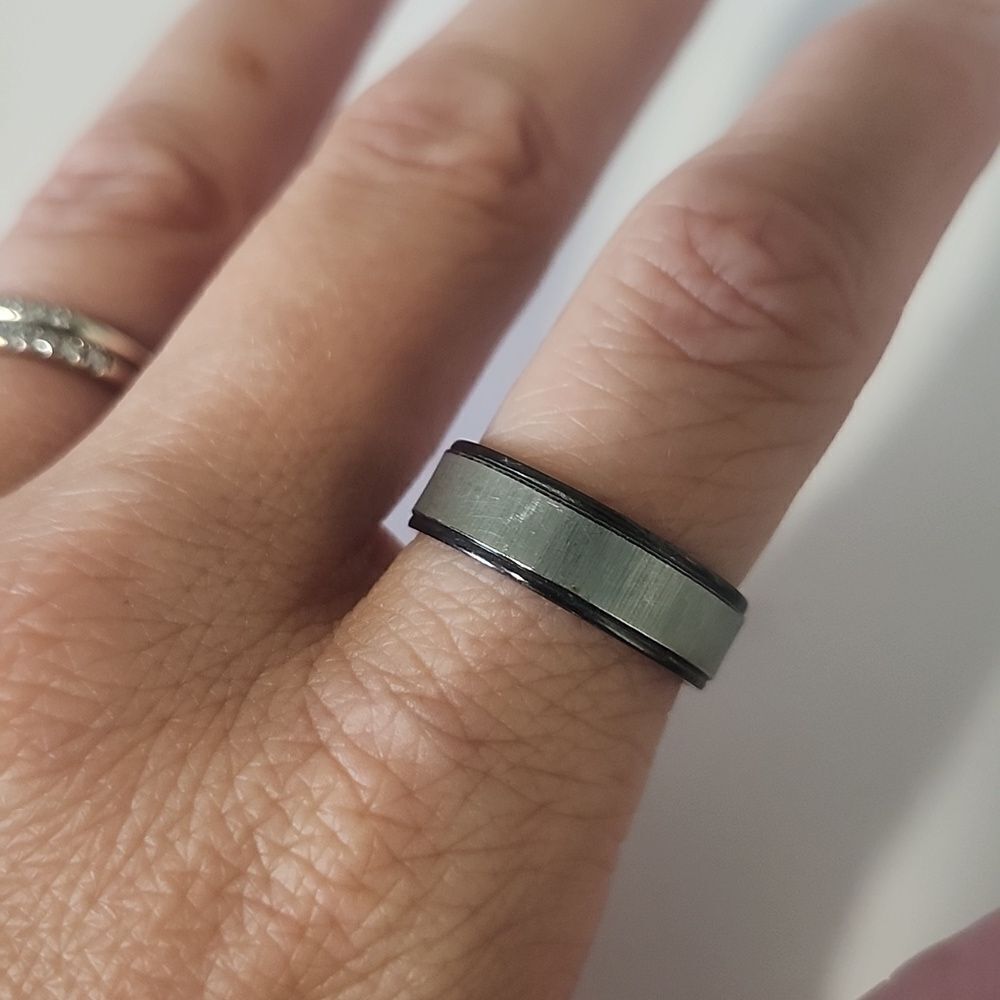 Stylish Black and Silver Ring Size 7